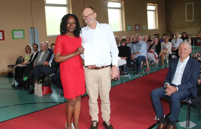 Schulamtsdirektorin Florence Brokowski-Shekete überreichte Rektor Schneider mit warmherzigen Worten seine Entlassungsurkunde aus dem Schuldienst. 