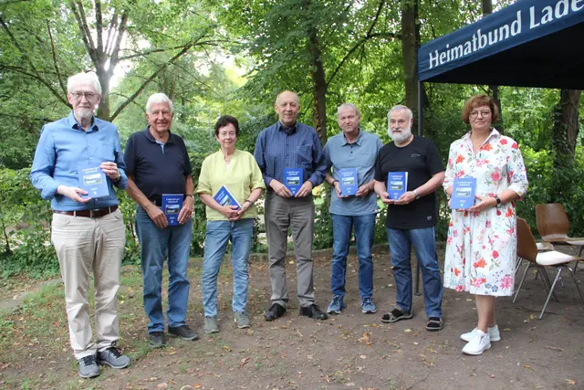 Die Heimatbund-Vorsitzende Carola Schuhmann (rechts) dankte dem Autorenteam: Heinrich Heckel,  Werner Molitor, Uta Blänsdorf-Zahner, Hermann Dunda, Jörg Kreutz und Ulrich Ehrhardt (von links nach rechts) 