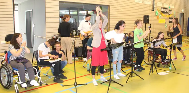 Die Schulband „Crazy Schülers“ begeisterte unter anderem mit dem Song „Goldrichtig“.