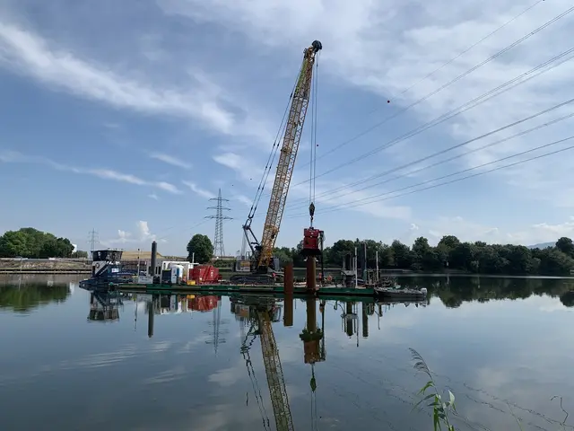 Die Arbeiten im Wasser haben begonnen. | Foto: RP Karlsruhe