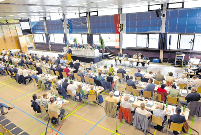 Der Kreistag des Rhein-Neckar-Kreises bei seiner Sitzung in der Eduard-Schläfer-Halle in Neckarhausen | Foto: Marcus Schwetasch