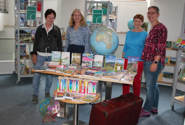Gedruckte Reiseführer sind gefragt, weiß Bibliothekschefin Yvonne Herrfurth (2.v.l.) und ist froh über die Unterstützung des Fördervereins, vertreten durch (v.l.) Uta Blänsdorf-Zahner, Vizevorsitzende Heike Pfisterer und Karen Schrepp.