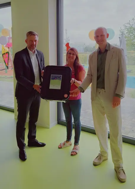 Bürgermeister Stefan Schmutz, Kindergartenleiterin Kerstin Engelhardt und Alexander Fucker von der EnBW-Tochtergesellschaft Netze BW | Foto: ENBW