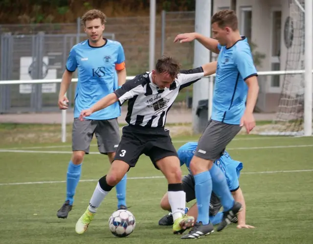 Friedrichsfelds Steven Bauer nimmt es hier gleich mit drei Rohrbacher Gegenspielern auf. /Foto: -wy