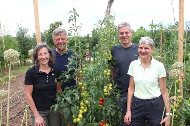 Andrea und Max (links) bewirtschaften mit Maria und Marc den Bauerngarten an den „Drei Kreuzen“.