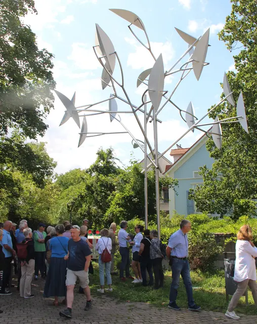 Das Kunstwerk „Blätterphantasie“ ist der Blickfang am Dr.-Carl-Benz-Platz. 
