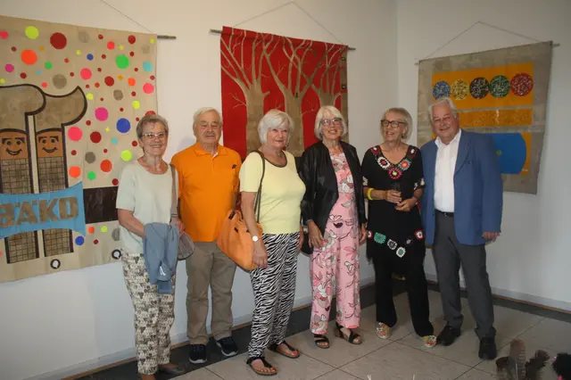 Bürgermeister-Stellvertreter und Laudator Dietrich Herold (r.) mit Künstlerin Sabine Pohl (2. v. r.) und interessierten Ausstellungsbesuchern.  | Foto: Hannelore Schäfer | Rhein-Neckar-Zeitung