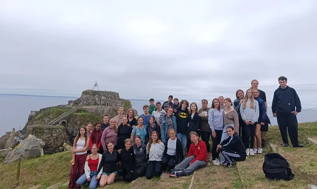 Die deutschen und französischen Jugendlichen an der Festung "Fort de Bertheaume" in der Bucht von Brest, wo gemeinsam geklettert wurde | Foto: IGP
