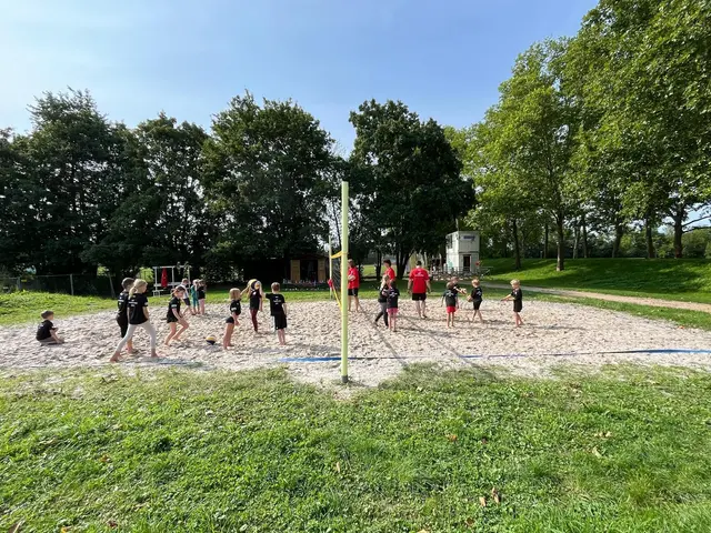 Volleyball auf dem Sandplatz im Römerstadion: bei bestem Wetter konnten die Kids ihr Können beweisen. | Foto: Foto: -zg.