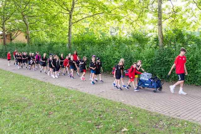 Die Karawane zieht los: nicht alle Angebote fanden im Römerstadion statt. Auch die Lobdengauhalle, die Jahnhalle mit Hubald-Schmitt-Saal, die Minigolfanlage und das Jump4All waren Anlaufpunkte.