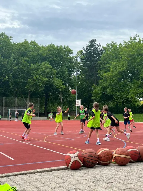 Beim Basketball auf dem Stadionsplatz ging es heiß her. | Foto: Foto: -zg.