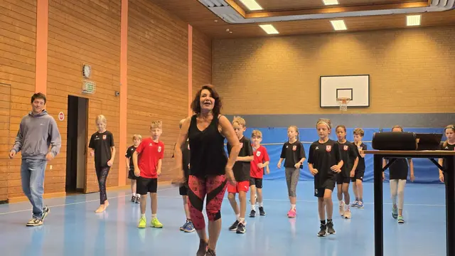 Gemeinschaftliches Hüften-Schwingen beim Zumba der Abteilung Fit und Gesund.