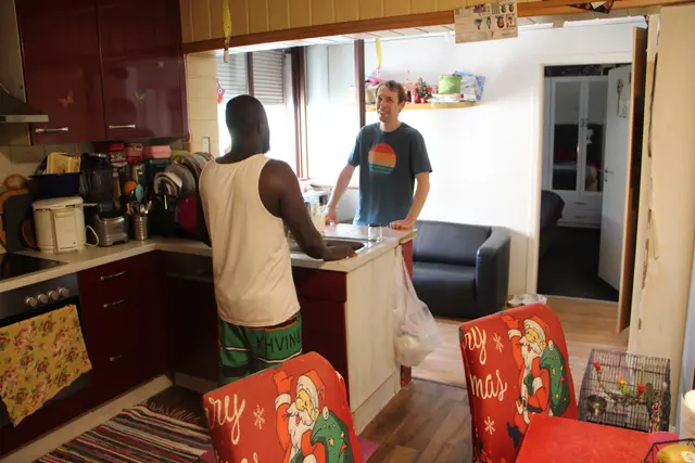 Das Nutzungsentgeld für die 75-qm-Wohnung ist für eine sechsköpfige Flüchtlingsfamilie von 870 Euro auf 1.610 Euro angestiegen. Intakt-Mitglied Simon Wild klagt diese Fehlentwicklung an. 