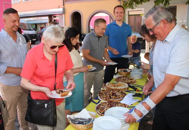 Bürgermeisterstellvertreter Günter Bläß (rechts) verteilte an die Gäste der Kerwe den Kerwe-Kuchen. 