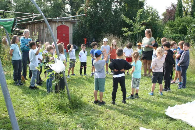 Die Kinder aus der Ferienbetreuung der Pestalozzi-Schule zu Besuch bei uns im Waldgarten | Foto: Allmende