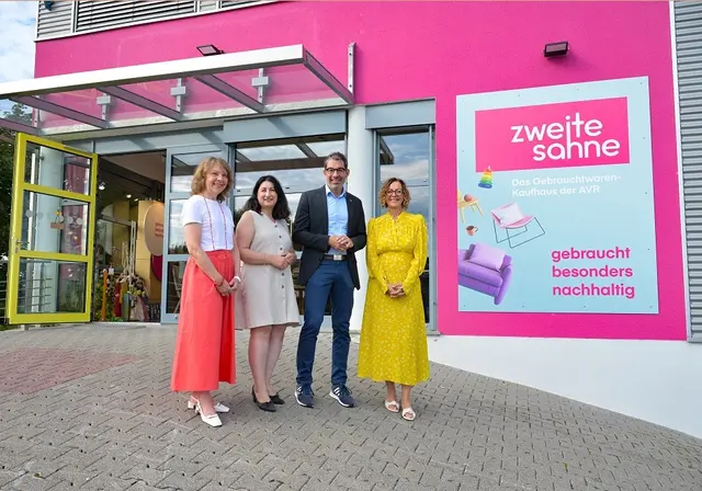 Andrea Bender, Bereichsleiterin Kundenmanagement der AVR Kommunal AöR, MdL Fadime Tuncer, Staatssekretär Dr. Andre Baumann und Katja Deschner, Vorständin der AVR Kommunal AöR.