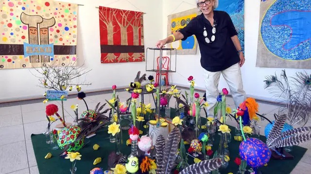Sabine Pohl inmitten ihrer Ausstellung im Schloss Neckarhausen
 | Foto: Marcus Schwetasch | "Mannheimer Morgen"