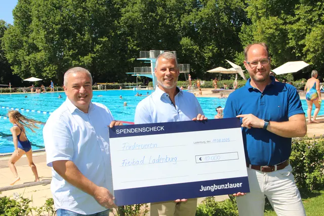 Jungbunzlauer-Geschäftsführer Vincent van Buren überreichte an den FFL eine Spende in Höhe von 10.000 Euro. Der FFL-Vorsitzende Walter Dehnel (links) und Jochen Quintel (rechts) nahmen die Spende im Freibad entgegen. 