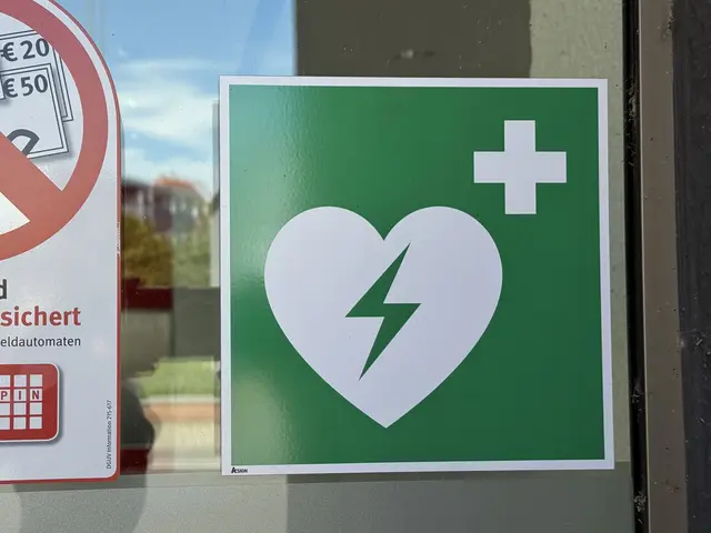 Solche Hinweisschilder weisen in der Regel auf einen vorhandenen Defibrillator (AED) hin. Der in der Sparkasse ist leider nicht mehr vorhanden.