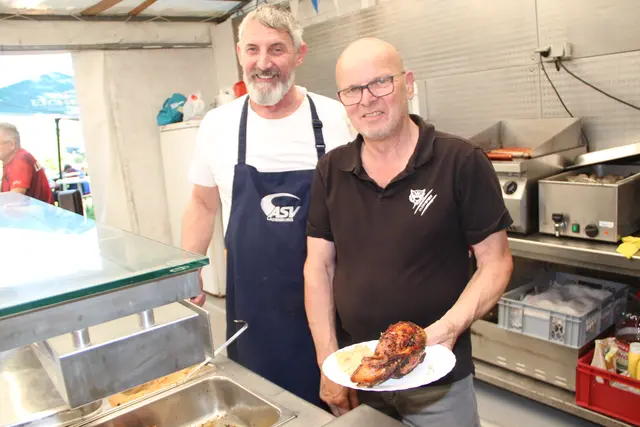 Die Metzgermeister Manfred Schäfer und Herbert Maier (rechts) servierten meisterhafte Haxen. 