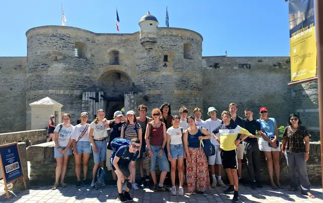 Deutsche und französische Jugendliche vor dem Schloss in Angers | Foto: IGP