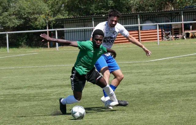 Fils Biyiha wird hier von seinem Neulußheimer Gegenspieler mit unfairen Mitteln ausgebremst. | Foto: -wy