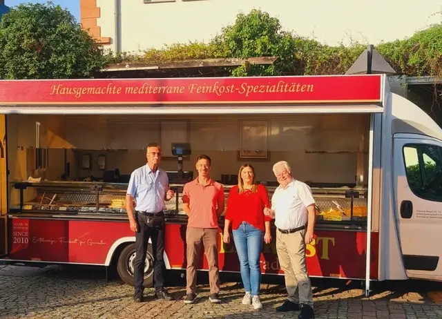 v.r.n.l.: Bürgermeister-Stellvertreter Dietrich Herold, Nicole Prestopine (Ordnungsamt), Feinkosthändler Sulak Sinan und Andreas Strottner vom Gemeindevollzugsdienst
