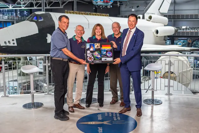 Crew der STS-99 mit Kurator G. Daum (rechts) - Hintergrund Buran im Technik Museum Speyer. | Foto: TMSNHSP
