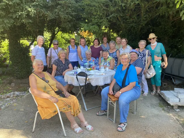 Nach dem Besuch der Biogasanlage in Neubotsheim gab es leckeren Kaffee und Kuchen - Besten Dank dafür! | Foto: Landfrauen