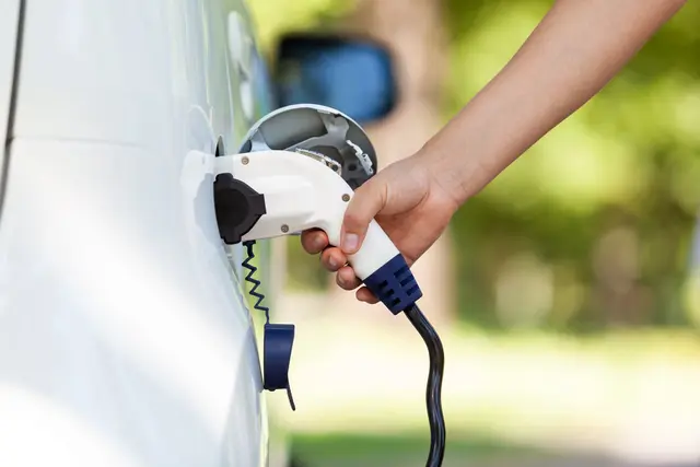 Wie bei der Energieberatung, so im Rahmen der Elektromobilität, bietet die KLiBA Privatpersonen, Unternehmen und Kommunen kostenfrei Informationen und Unterstützung an. | Foto: Foto: wellphoto/shutterstock.com