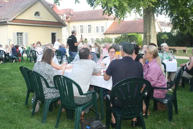 An weißen Tafeln machten es sich die rund 60 Freundinnen und Freunde des edlen Tropfens gemütlich. Mit vier Champagner- und vier Sektsorten gab es einiges zu probieren... | Foto: Hannelore Schäfer | RNZ