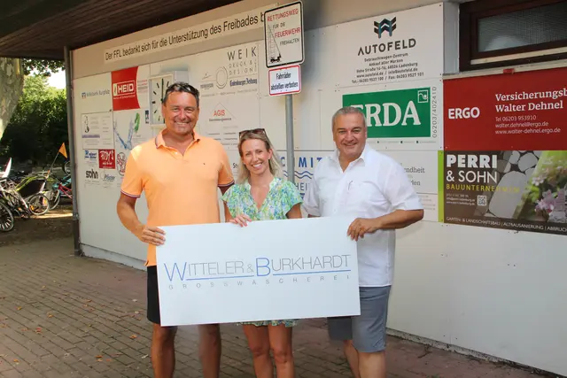 Sabrina Burkhardt und Sven Witteler (links) von der Wäscherei Witteler&Burkhardt fördern die Arbeit des FFL. Dies freute auch den FFL-Vorsitzenden Walter Dehnel.