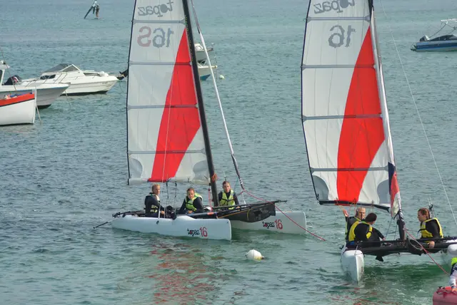 Jugendbegegnung: die Jugendlichen konnten in der 2. Woche beim Club Nautique in der Bucht von Korejou in Katamaran-Booten segeln. | Foto: IGP