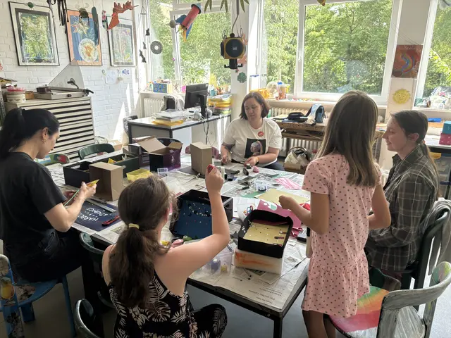 Julia März (3. v.l.) und Pia Freund (r.) im Einsatz beim Nachbarschaftshaus Rheinau | Foto: Kirsten Baumbusch, KTS
