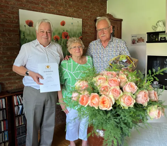 Bürgermeister-Stellvertreter Dietrich Herold gratulierte den Eheleuten Junghans | Foto: BMA
