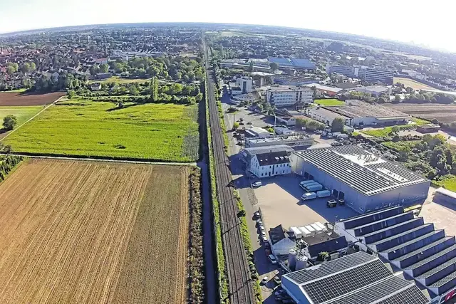 Entlang der Bahnstrecke DA-HD sollte am Abschnitt Ladenburg eine PV-Anlage installiert werden. Das Vorhaben der BIPLA wurde nun auf Eis gelegt 