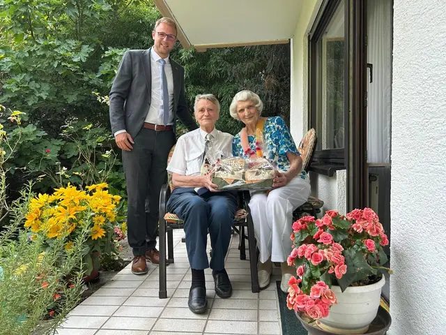 Bürgermeister König gratuliert Frau Lehmann zu ihrem 90. Geburtstag | Foto: BMA