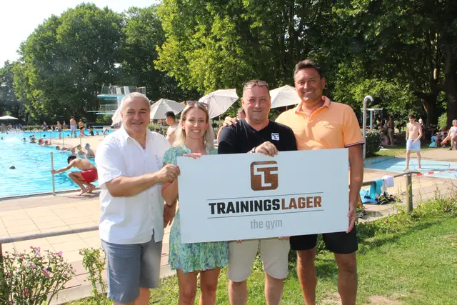 Der FFL-Vorsitzende Walter Dehnel (links) freute sich über die Unterstützung des Trainingslager-Teams mit Sven Witteler (rechts), Sabrina Burkhardt und Wolle Gehrig.