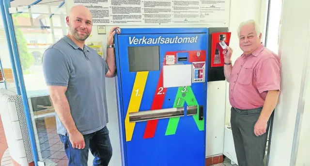 Der stellvertretende Amtsleiter der Kämmerei, Benjamin Gerhold (links), und Bürgermeister-Stellvertreter Dietrich Herold zeigten, wie die bargeldlose Bezahlung funktioniert | Foto: Nicoline Pilz | RNZ