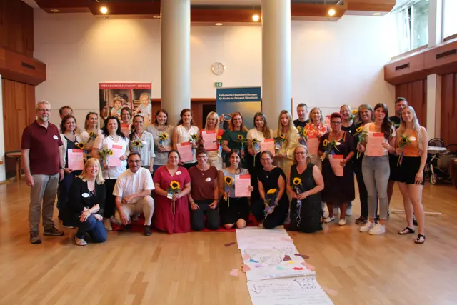 Gemeinsam mit Katharina Ruser vom Diözesan-Caritasverband (DiCV) überreichte Dekan Karl Jung diesen elf katholischen Kitas ihre Quintessenz-Zertifikate: Ökumenisches Kinderhaus Neuostheim, St. Peter (Schwetzingerstadt), St. Josef (Sandhofen), Guter Hirte (Schönau), St. Raphael (Schönau), St. Hildegard (Käfertal), Zwölf Apostel 2 (Vogelstang) St. Agnes (Seckenheim), St. Franziskus (Friedrichsfeld), St. Josef (Rheinau), Kinderhaus Maria + Josef (Almenhof). | Foto: kathma/Schuhmann