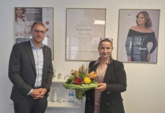 Bürgermeister König gratuliert Gülten Coban zur Eröffnung "The Rose Beauty" am Edinger Messplatz | Foto: BMA