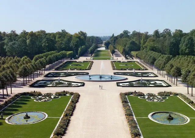 Die Theres' und d'Frau Schäufele fegen nicht nur durch Schloss und Schlossgarten Schwetzingen. | Foto: SSG