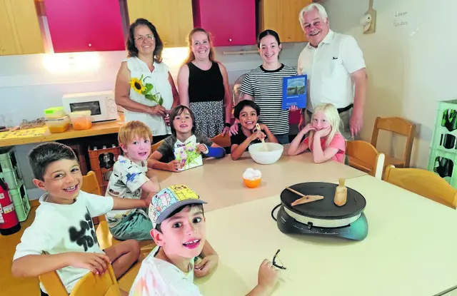 Die Kinder freuten sich über die frischen Crêpes, und Corentine Le Gad (hinten, 2. v. r.) über die Abschiedsgeschenke und viele warme Worte | Foto: Nicoline Pilz | RNZ