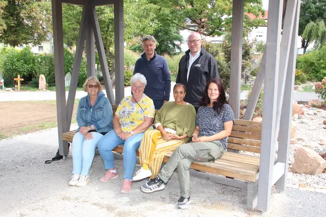 Das Organisationsteam des Projektes Café-Zeit war nach der Premiere sehr zufrieden. Ursula Ziech, Birgit Uhr-Blessing, Parul Schreier und Tanja Freund (links nach rechts) sowie Max Keller (links) und Rolf Gregor sind auch beim nächsten Termin am 24.9. dabei.