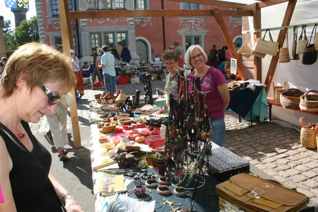 Der Verkauf von Kunstgegenständen aus Garango kommt der Projektarbeit des Garango-Vereins zugute. 