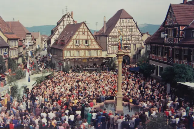 Das 2. Altstadtfest im Jahre 1975, als der Marienbrunnen eingeweiht wurde, lockte bereits die Massen an. 