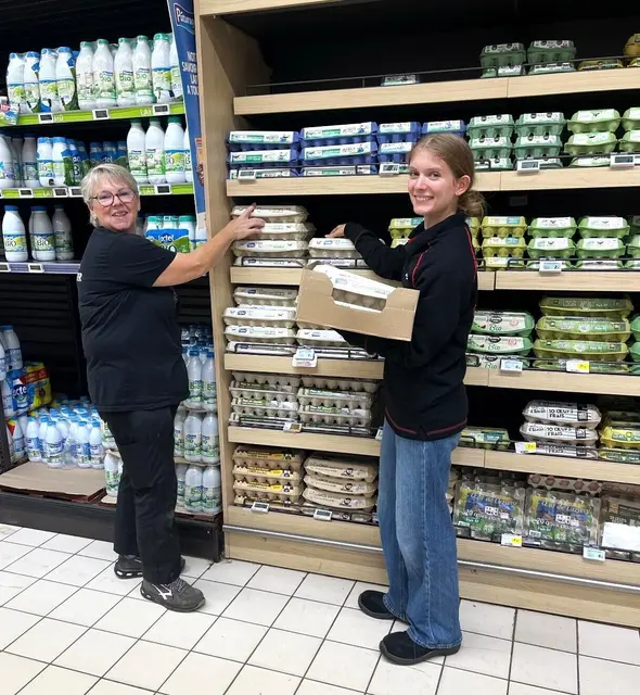 Franziska Schott (rechts) arbeitete während ihres 4-wöchigen Ferienjob-Aufenthalts beim Supermarkt Intermarché. Hier zusammen mit ihrer Kollegin in der Crèmerie-Abteilung   | Foto: IGP