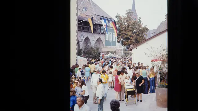 Schon beim 1. Altstadtfest war der Besucheransturm hoch.  | Foto: Foto: Fotoarchiv 
historische Bilder von Ladenburg