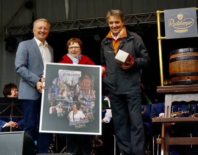 Nach 40 Jahren „Altstadtfest-Verantwortung“ wurde Brigitte Stahl im Jahr 2013 von Bürgermeister Rainer Ziegler verabschiedet. Für die musikalische Organisation war viele Jahre Dietrich Edinger (rechts) zuständig. 