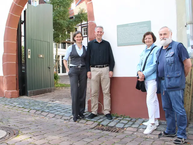 Das Ehepaar Martina und Stefan Pfister (links) freut sich über die Anbringung des Informationsschildes am Kettenheimer Hof. Carola Schuhmann und Uli Erhardt vom Heimatbund erläuterten das Projekt. 